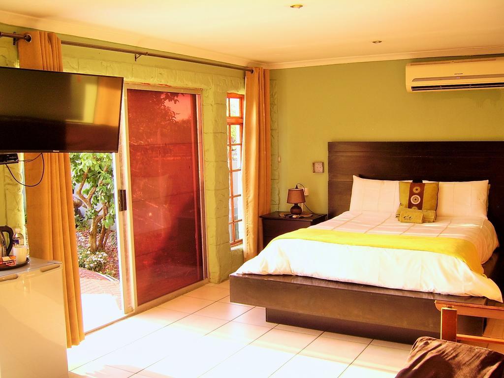 Berry Bliss Guest House Gaborone Bagian luar foto